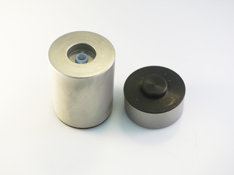 Close-fitting magnetic cap
